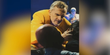 Gesto de Miguel Bosé con una niña con discapacidad durante un concierto