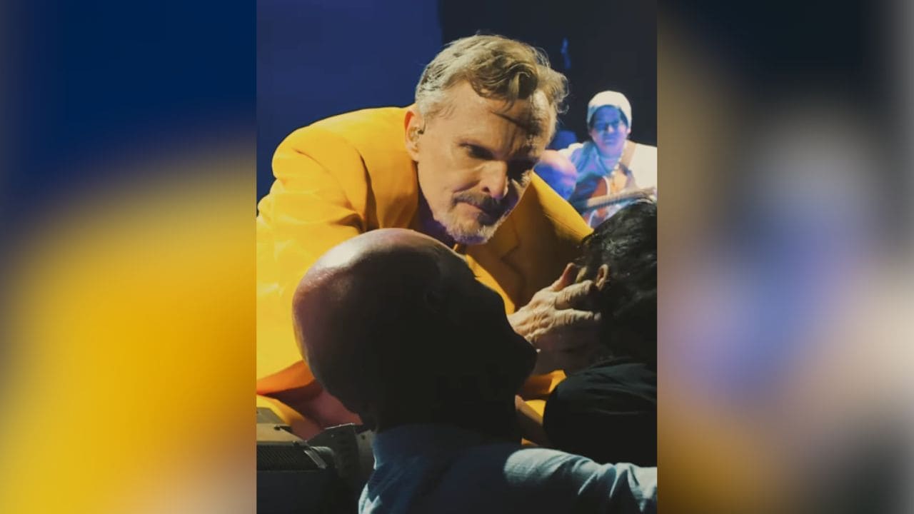 Gesto de Miguel Bosé con una niña con discapacidad durante un concierto
