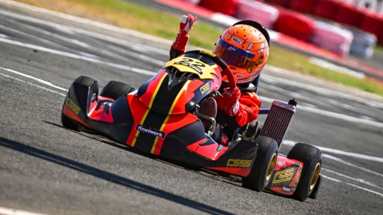 Iker Fernández, piloto de 8 años que destaca en el karting español