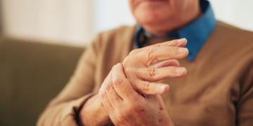 Un hombre con Parkinson recupera su autonomía tras una compleja cirugía