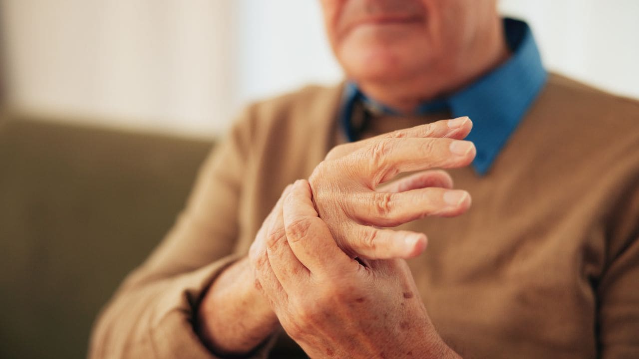 Un hombre con Parkinson recupera su autonomía tras una compleja cirugía