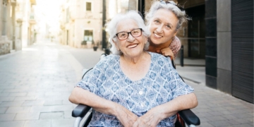 Cómo cuidar y vigilar a las personas mayores durante el verano