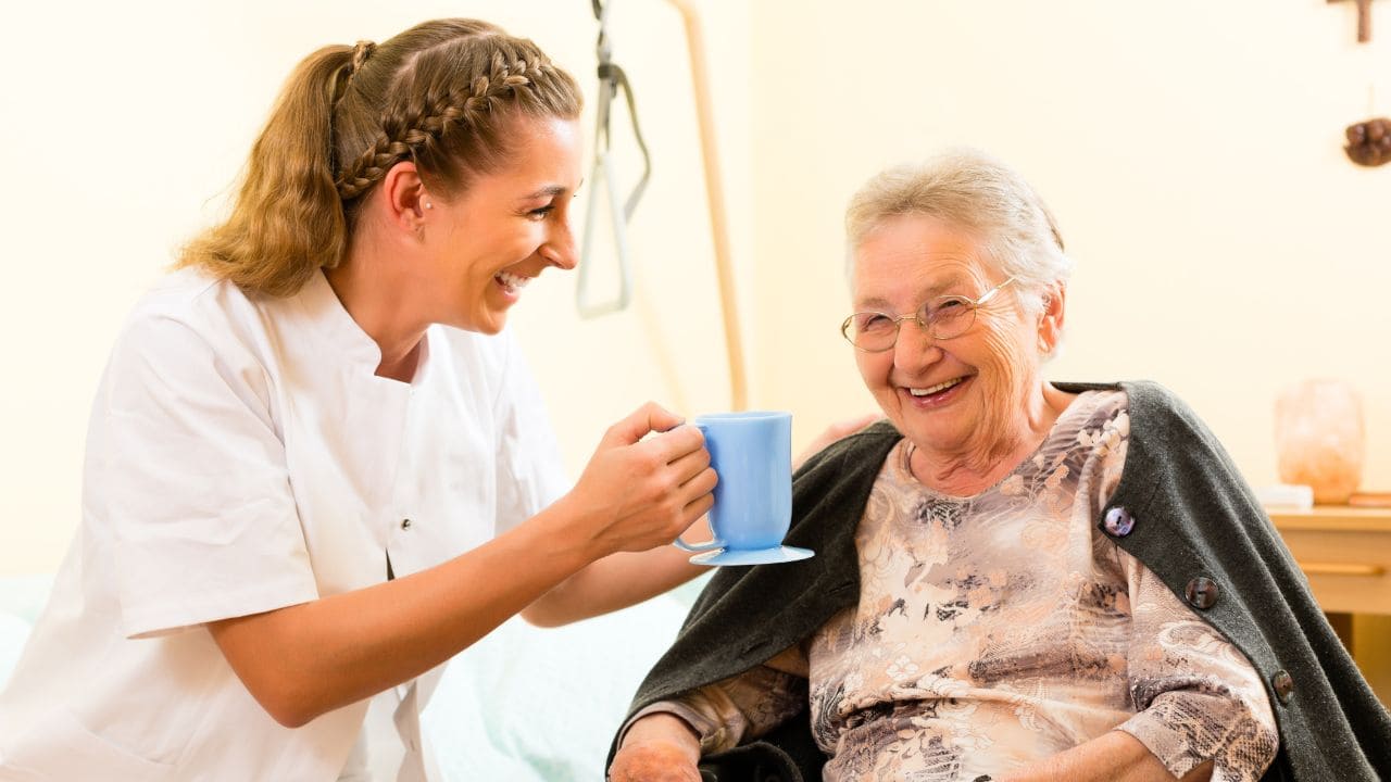 Cómo cuidar y vigilar a las personas mayores durante el verano