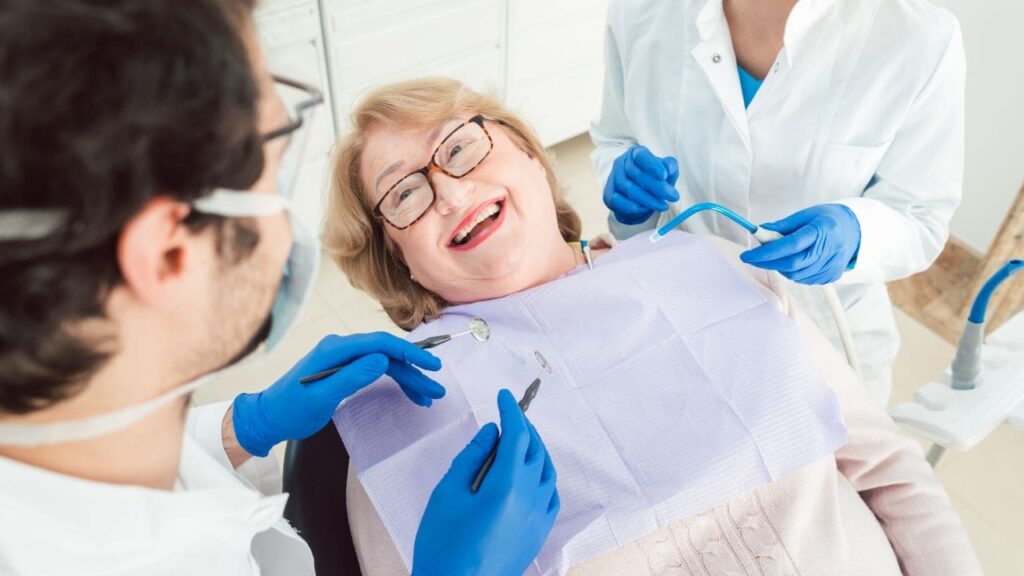 CEOMA reclama la financiación de prótesis dentales para personas mayores de 65 años en España