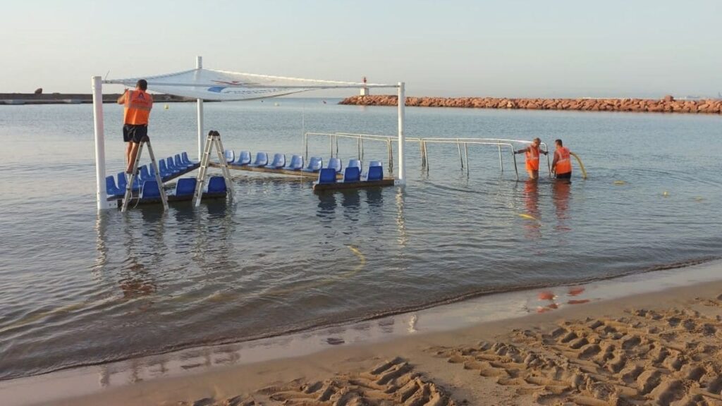 La Generalitat instala 12 zonas de baño accesibles para personas con discapacidad en las playas de la Comunidad Valenciana