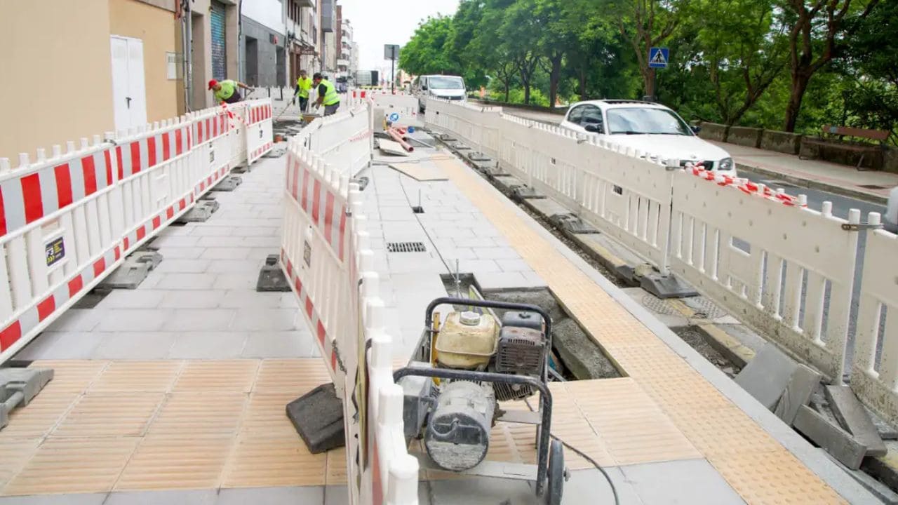 A Coruña mejora la accesibilidad en 16 paradas de autobuses