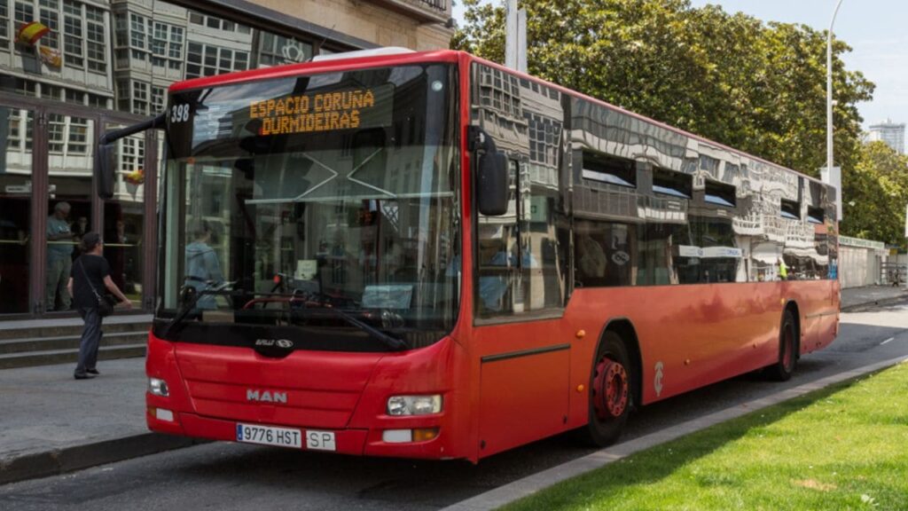 El Ayuntamiento de A Coruña mejora la accesibilidad en 16 paradas de autobús urbano