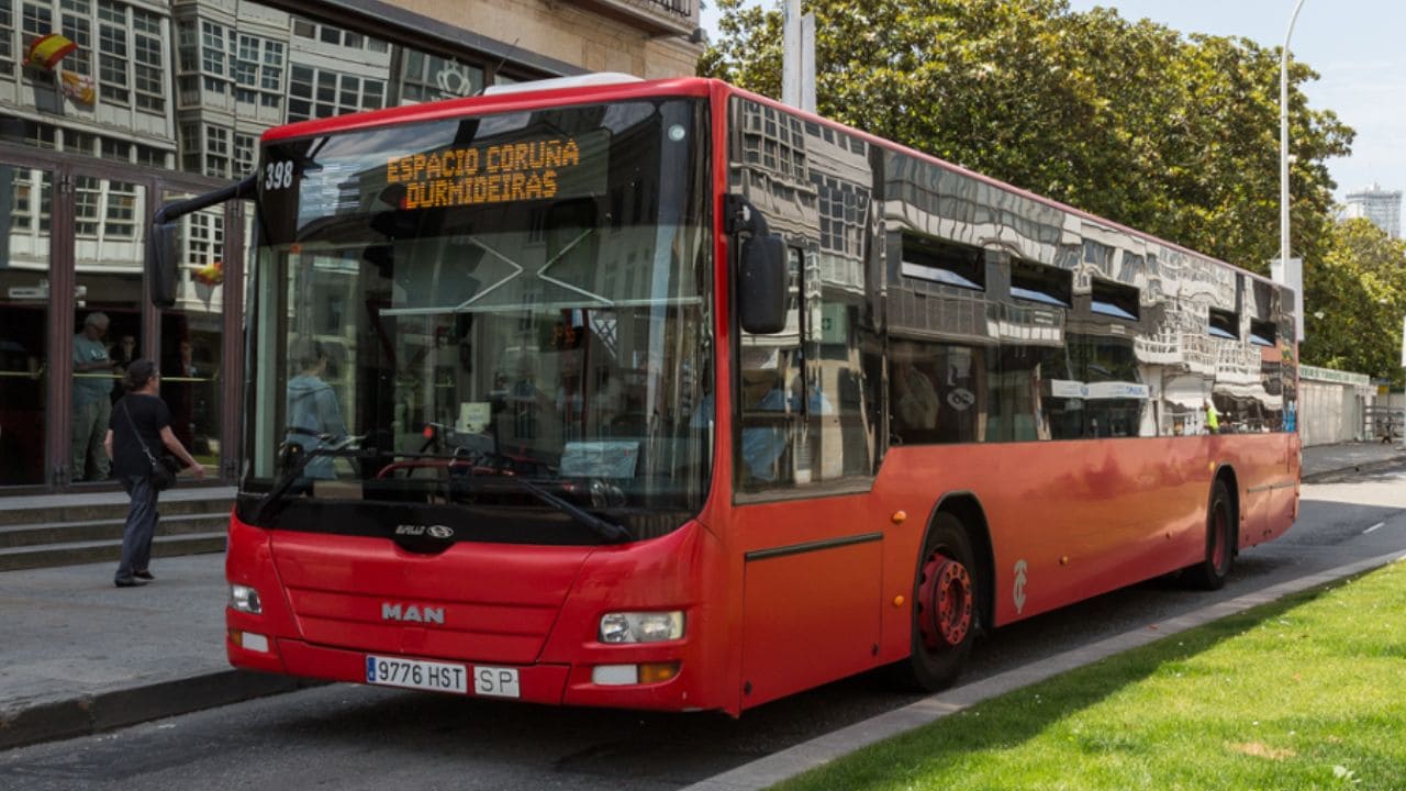 A Coruña mejora la accesibilidad en 16 paradas de autobuses