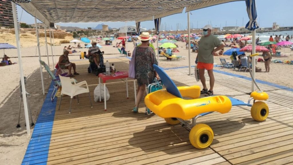 Denuncian la falta de accesibilidad en las playas de El Campello: «Nos tenemos que organizar entre nosotros»