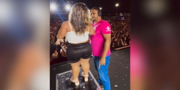 El cantante Nattan expone a una mujer con acondroplasia en uno de sus conciertos