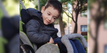 Adrián, niño con distrofia neuroaxonal infantil