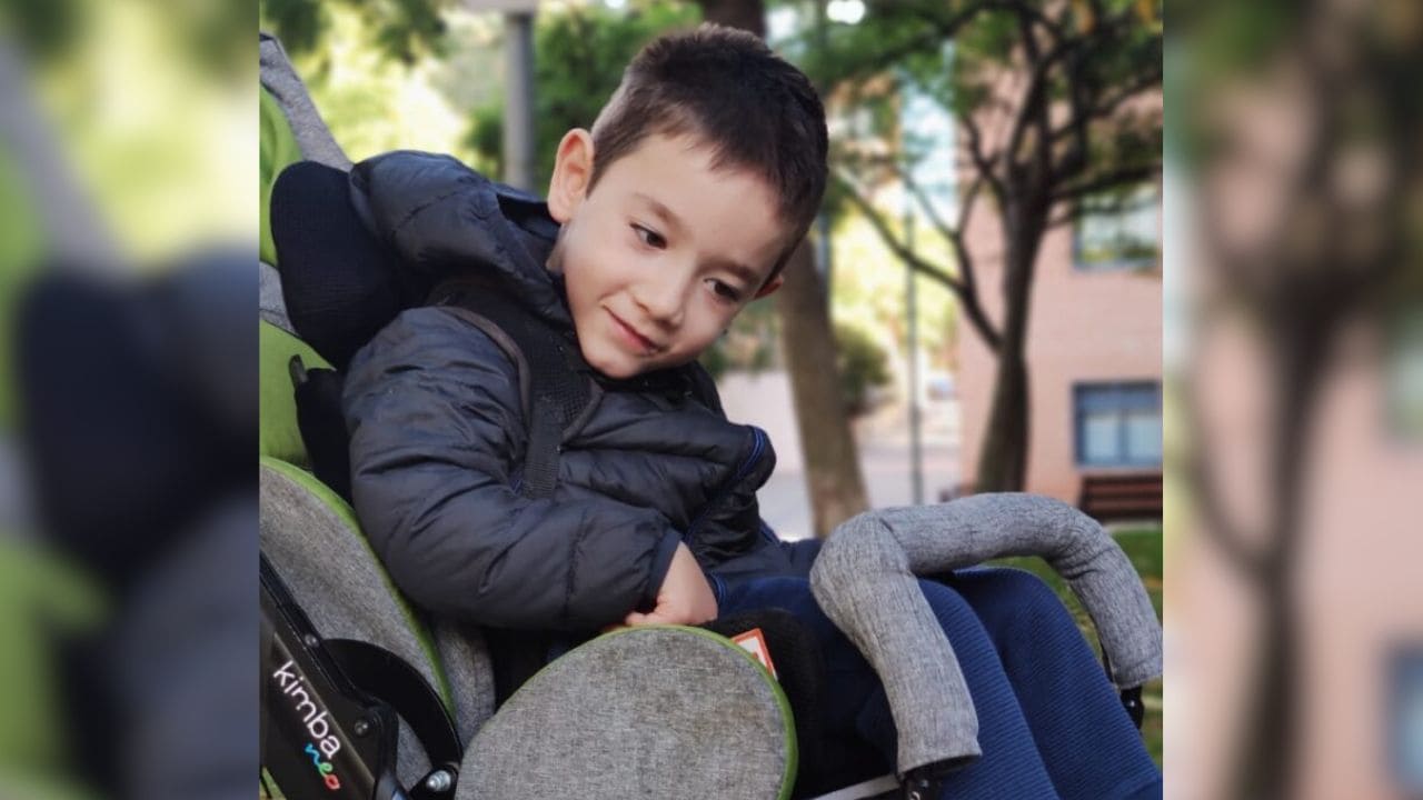 Adrián, niño con distrofia neuroaxonal infantil