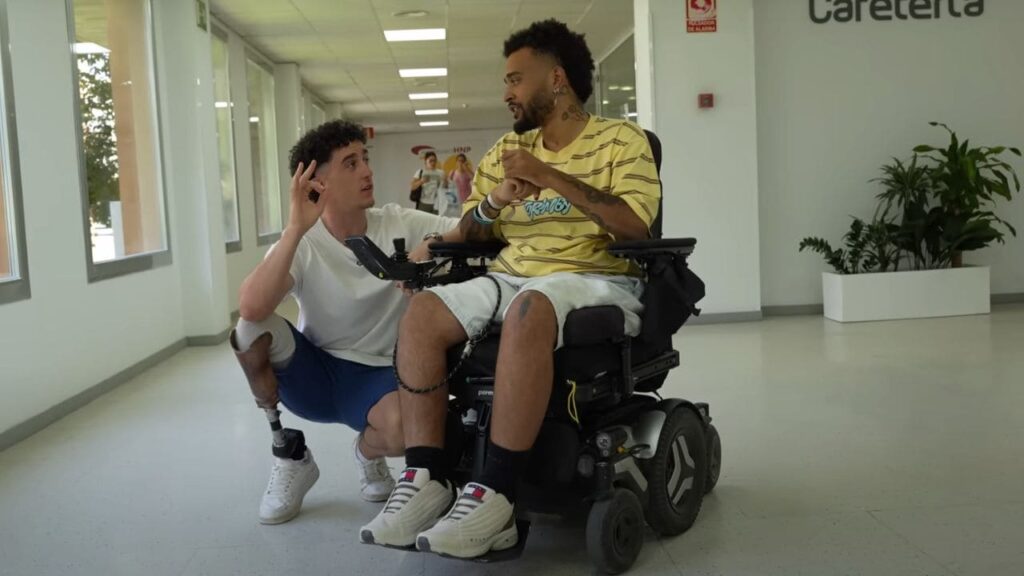 El atleta paralímpico Alberto ‘Boniato’ visita el Hospital Nacional de Parapléjicos y queda sorprendido: «Te enamoras»
