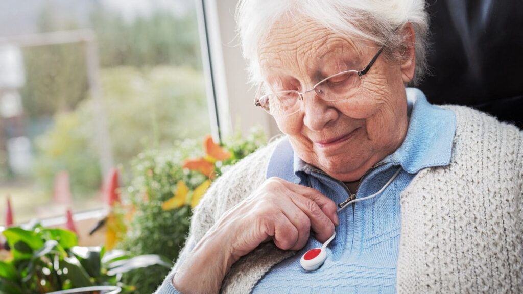 Una mujer de 91 años en situación de dependencia tiene que esperar dos meses para que le arreglen el botón de urgencia