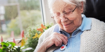 Una mujer de 91 años en situación de dependencia tiene que esperar dos meses para que le arreglen el botón de urgencia
