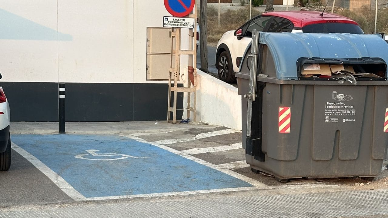 Conductor incívico aparcar su coche en una plaza de aparcamiento PMR