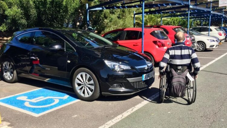 Vehículo adaptado en una plaza PMR / Imagen de archivo