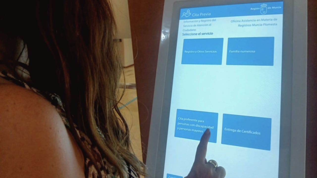 Atención preferente a personas mayores y personas con discapacidad en la Región de Murcia