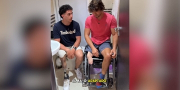 Dos atletas con discapacidad muestran las dificultades para acceder a la ducha de un baño no adaptado