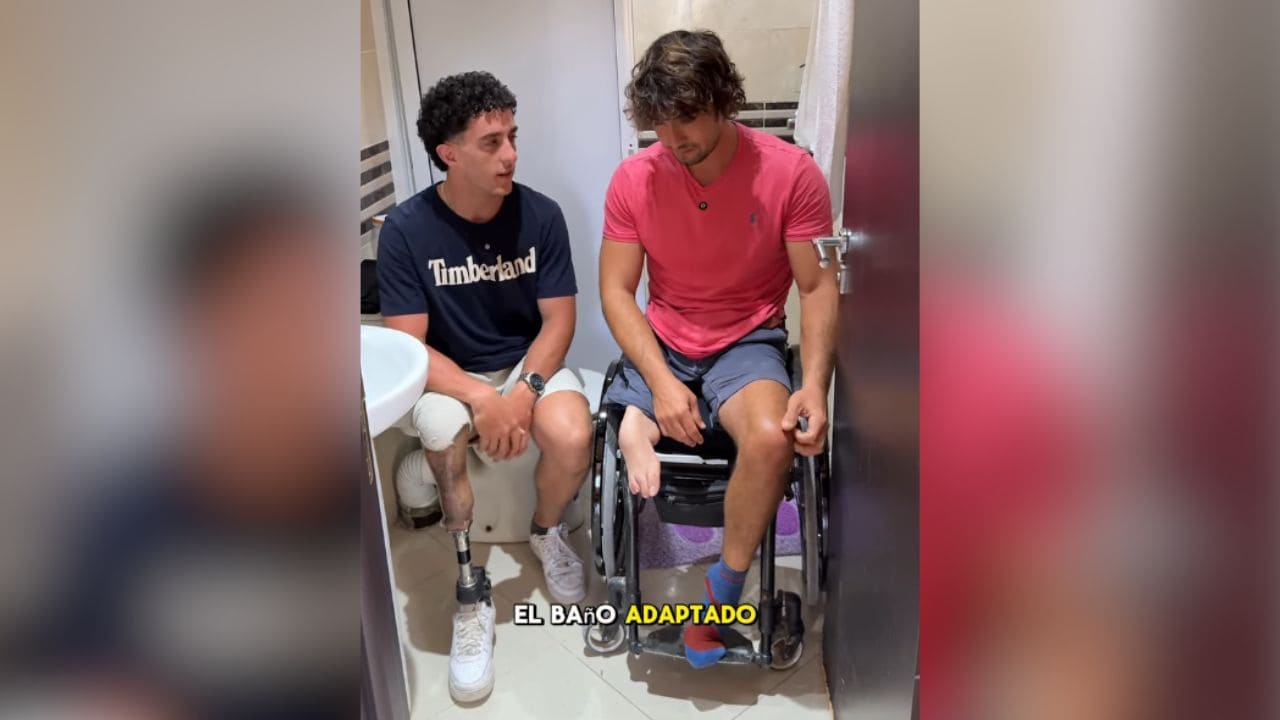 Dos atletas con discapacidad muestran las dificultades para acceder a la ducha de un baño no adaptado