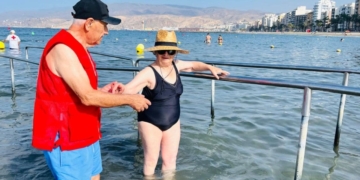Baño asistido en la playa por Cruz Roja