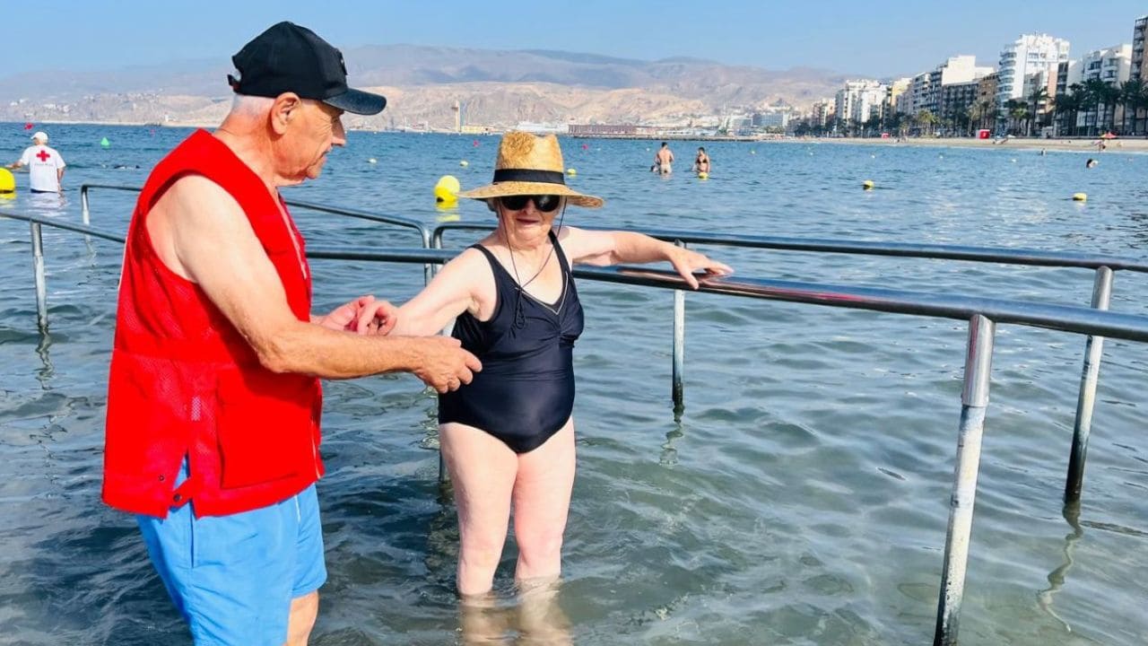 Baño asistido en la playa por Cruz Roja
