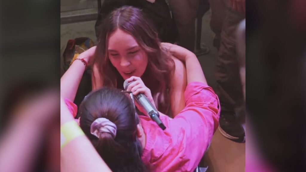 Belinda baja del escenario para cantar y bailar con una niña con discapacidad en silla de ruedas