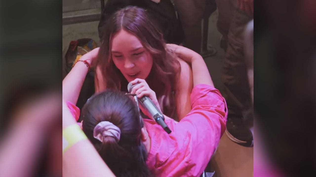 Belinda baja del escenario para cantar y bailar con una niña con discapacidad en silla de ruedas