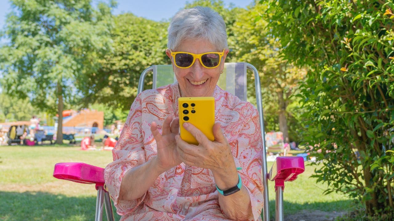 Crean un WhatsApp sin barreras para personas mayores