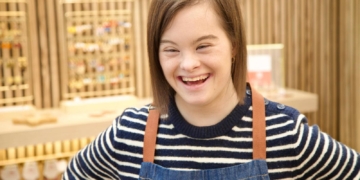 Carmela, la joven con Síndrome de Down que ha creado su propia marca de joyas