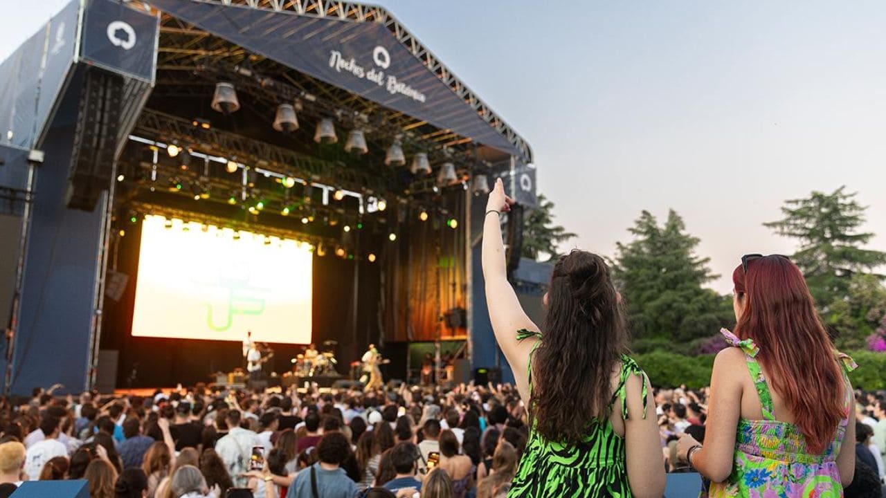 Personas con discapacidad auditiva disfrutan de un concierto de Lori Meyers con mochilas vibratorias