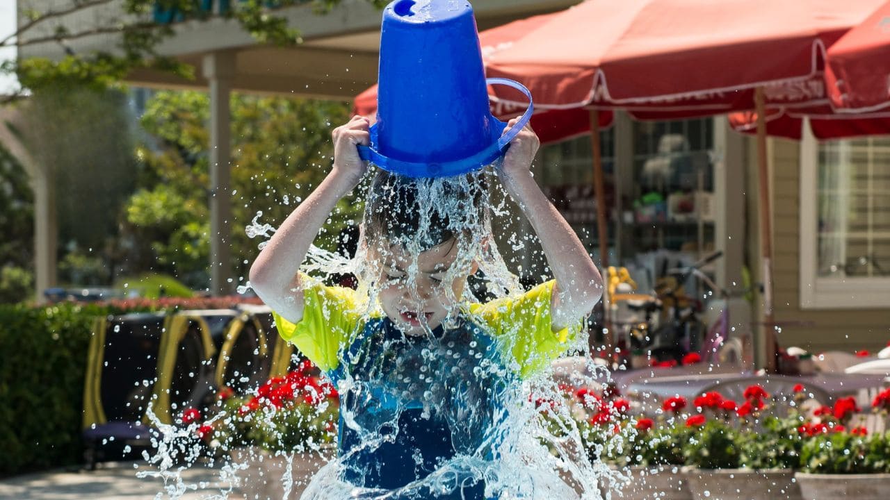 Cubo de agua helada para impulsar la investigación contra la ELA