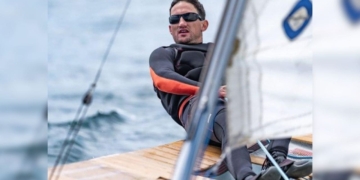 Daniel Anglada Pich, persona ciega, navega en solitario por la Isla de Wight