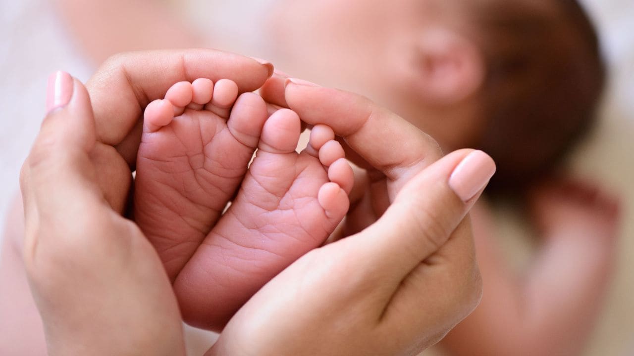 La familia de un niño dependiente, con un año de edad, exige reducir los plazos para obtener el certificado de dependencia