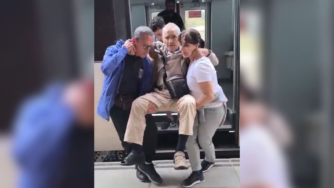 Una mujer tiene que bajar del tren a su padre de 85 años en brazos, debido a la falta de accesibilidad en RENFE