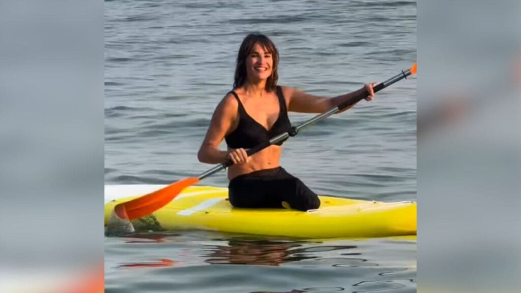 La tabla de ‘Paddle Surf’, el truco de Irene Villa para bañarse en la playa sin silla anfibia