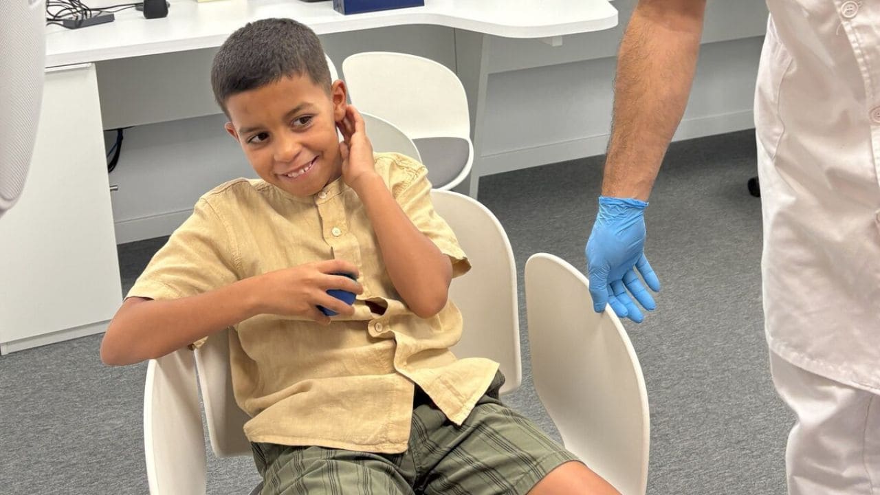 Jaled, un niño con discapacidad auditiva, recibe dos audífonos donados por ‘Audika’