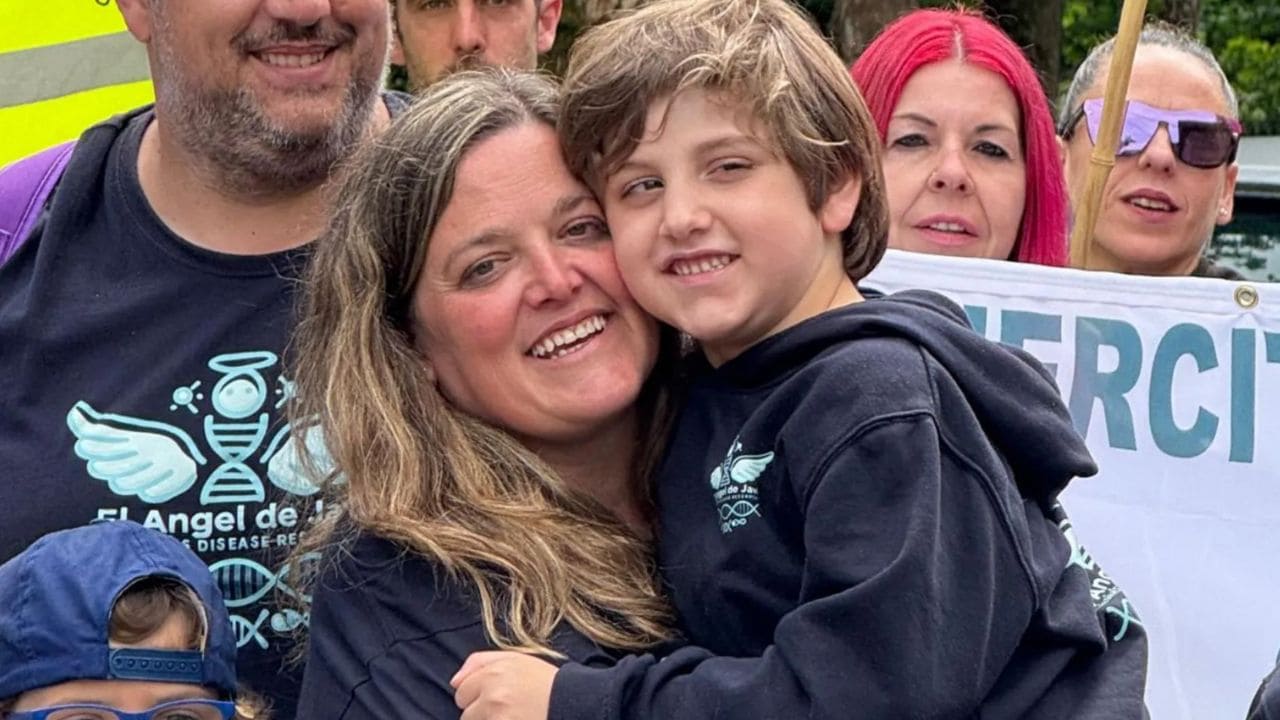 Javi, con enfermedad de NEDAMMS, junto a su madre