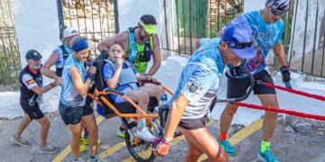 Joaquín haciendo deporte junto a su hija Julia, con discapacidad