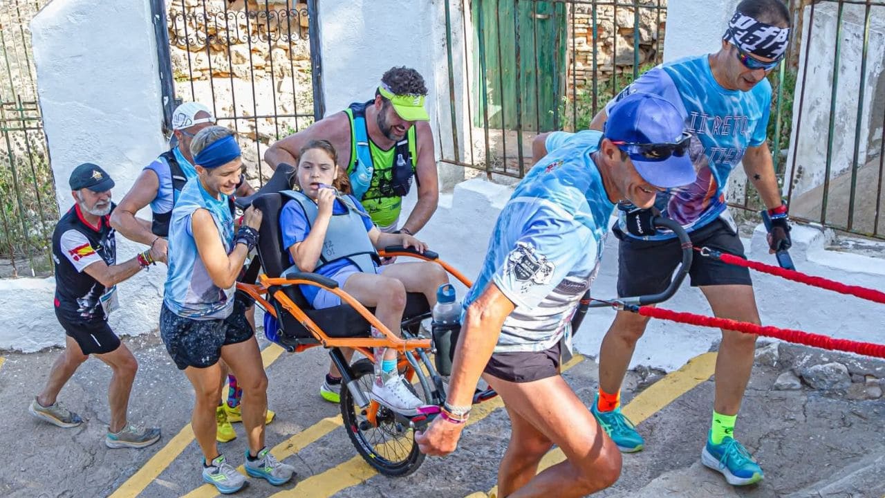 Joaquín haciendo deporte junto a su hija Julia, con discapacidad