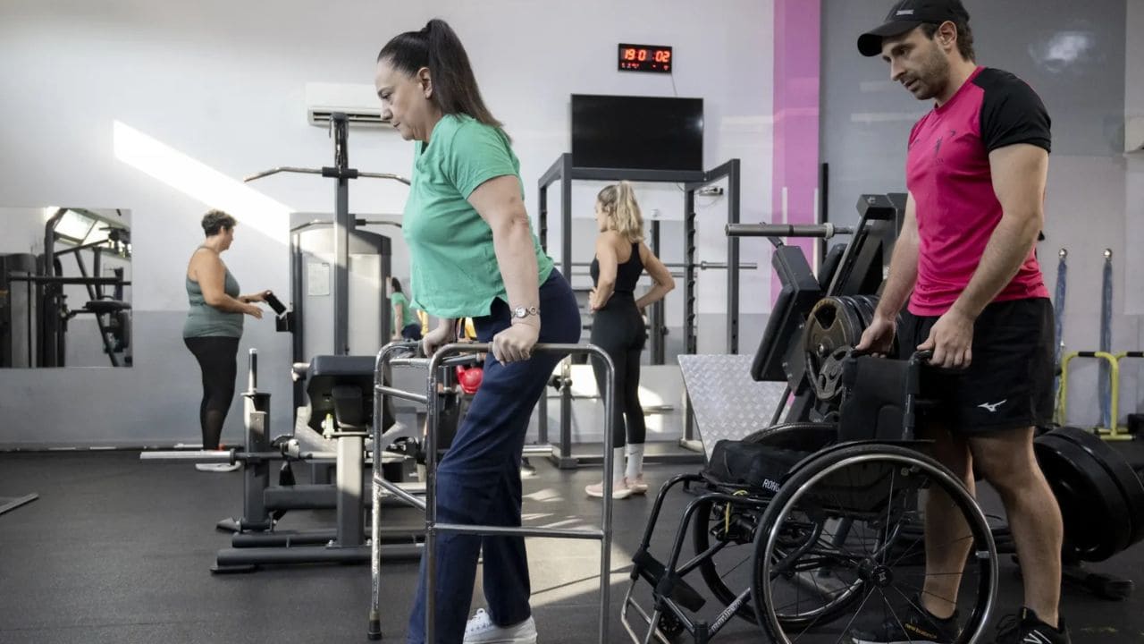 Ángela Lara, con lesión medular, vuelve a caminar 33 años después