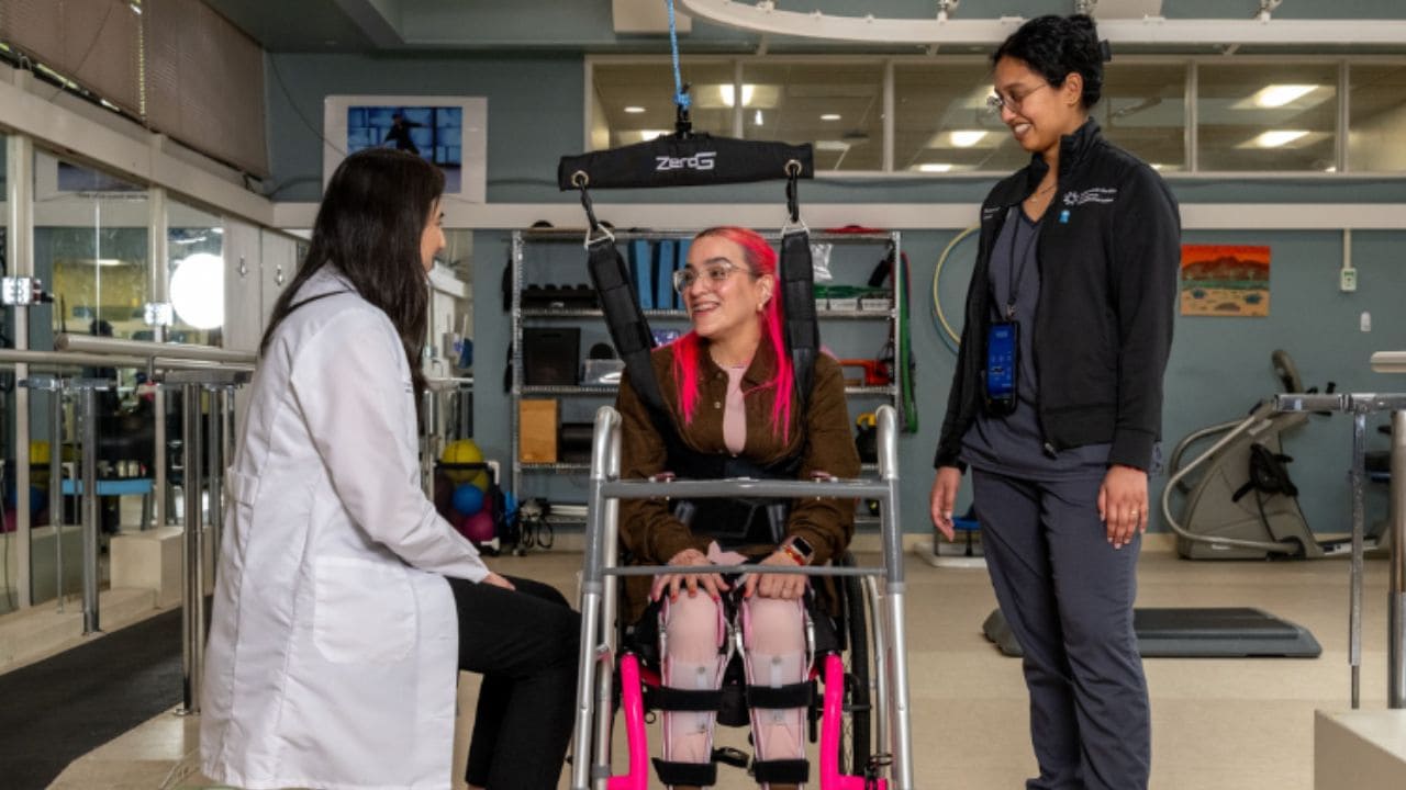Una mujer con lesión medular recupera su fuerza gracias al tratamiento continuo