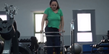 Ángela Lara, con lesión medular, vuelve a caminar 33 años después