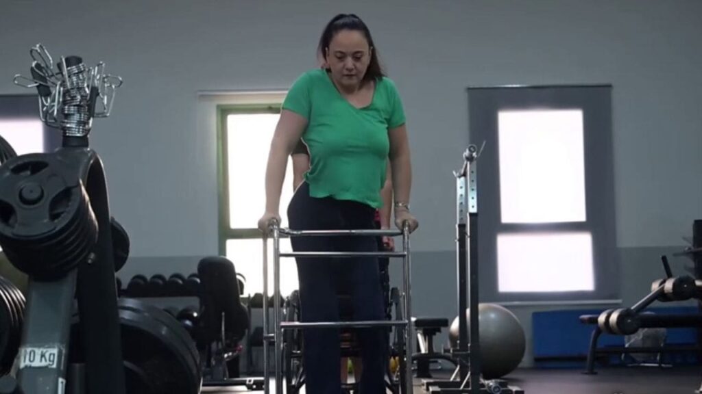 Ángela Lara vuelve a caminar 33 años después de sufrir una lesión medular