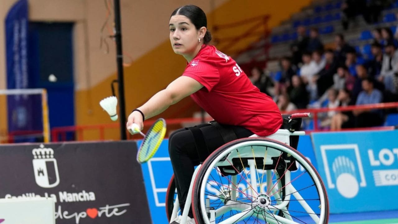 Maya Alcaide, joven con espina bífida, necesita ayuda para seguir compitiendo en parabádminton en silla de ruedas