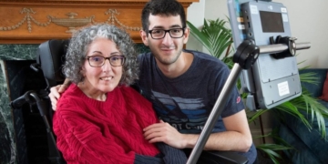 Sarah Ezekiel, paciente con ELA, recupera su voz con una grabación de ocho segundos