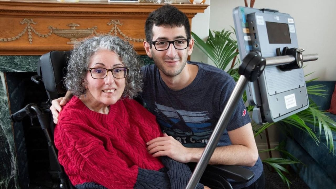 Sarah Ezekiel, paciente con ELA, recupera su voz con una grabación de ocho segundos