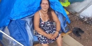 Mujer de 60 años y su hijo, con discapacidad severa, viven en una tienda de campaña