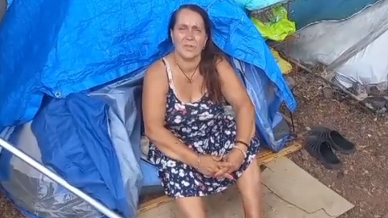 Mujer de 60 años y su hijo, con discapacidad severa, viven en una tienda de campaña