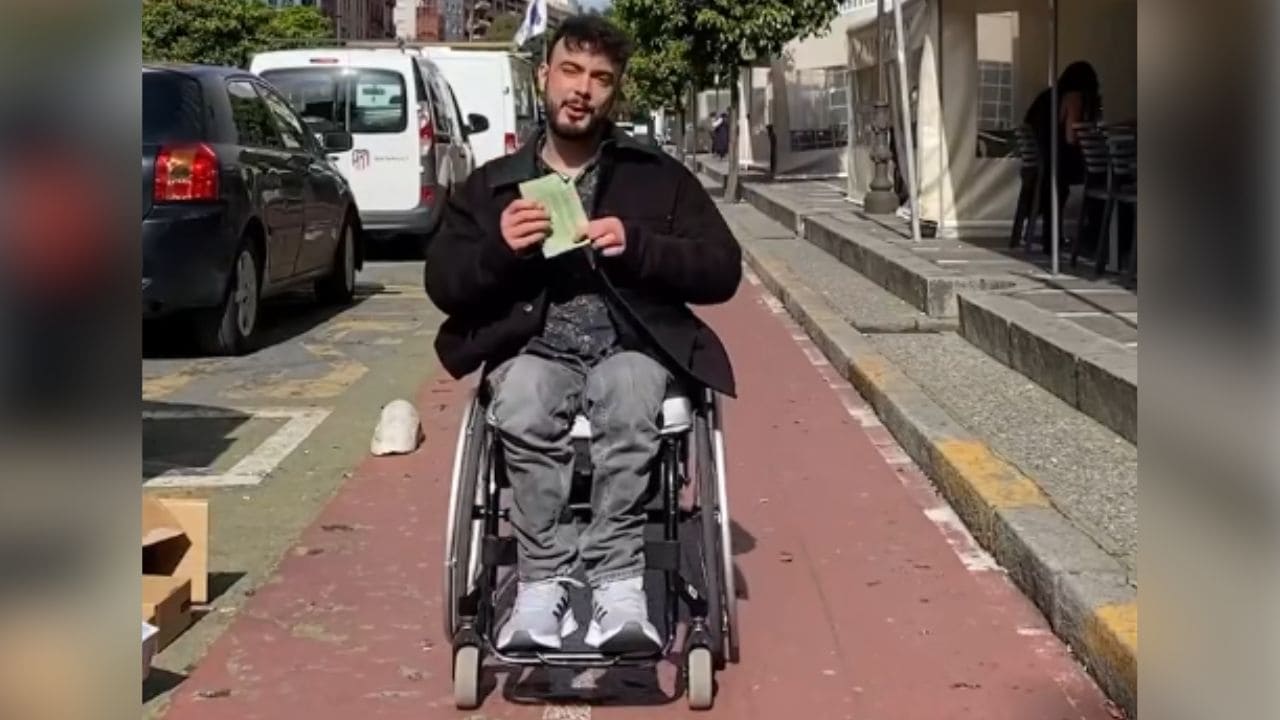 Multan a un joven con discapacidad por aparcar en zona de 'carga y descarga'